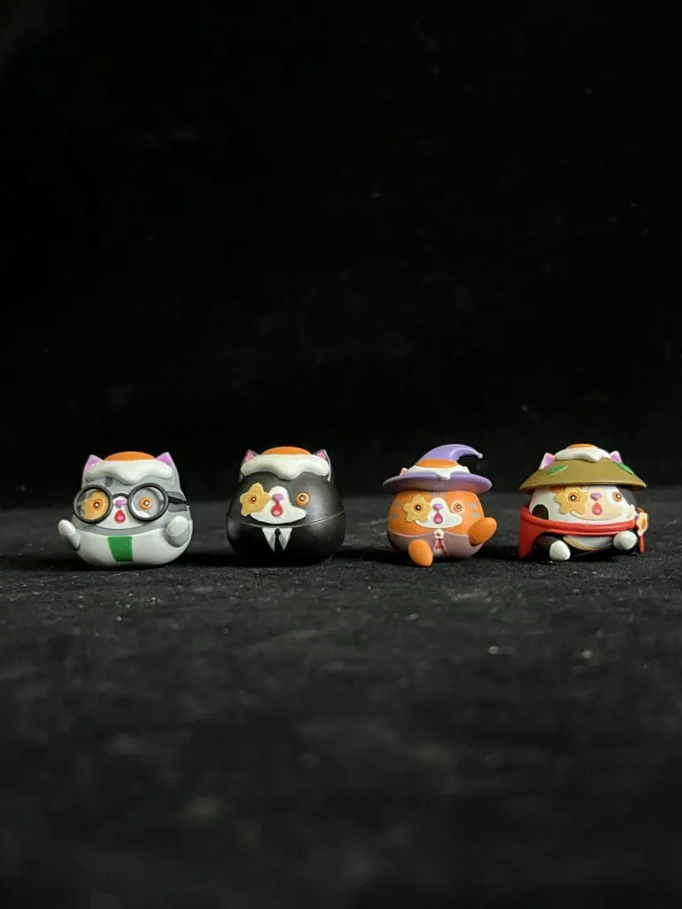 อาร์ตทอยแมวหัวกลม 4 แบบ แต่งชุดต่างกัน งานหล่อเรซิ่น รับผลิต Art Toy TKK3D