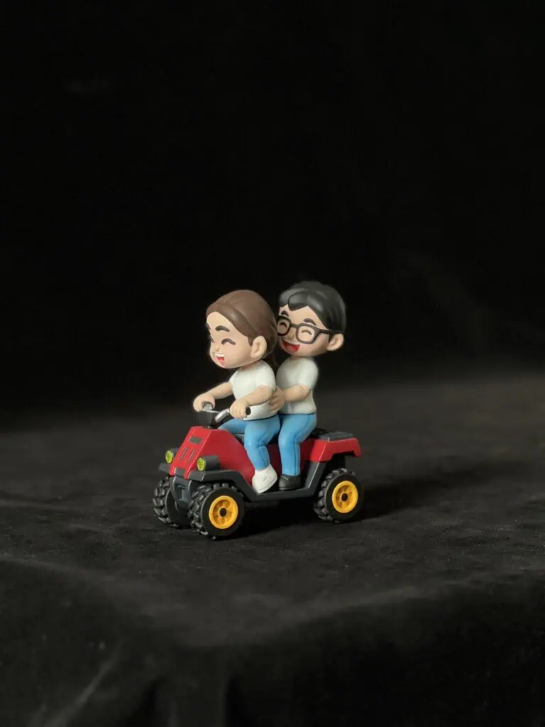 ฟิกเกอร์คู่รักนั่งรถ ATV สีแดง อาร์ตทอยสั่งทำตามแบบ รับผลิต Art Toy TKK3D