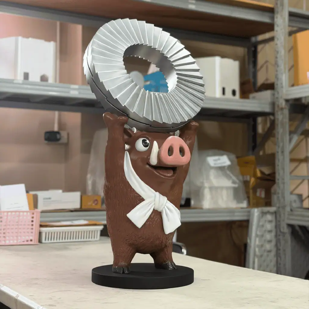 มาสคอตหมูป่าผูกโบว์ขาวทูนชิ้นงานโลหะบนหัว งานพิมพ์ 3D ขัดโป๊วทำสี รับผลิต Art Toy TKK3D