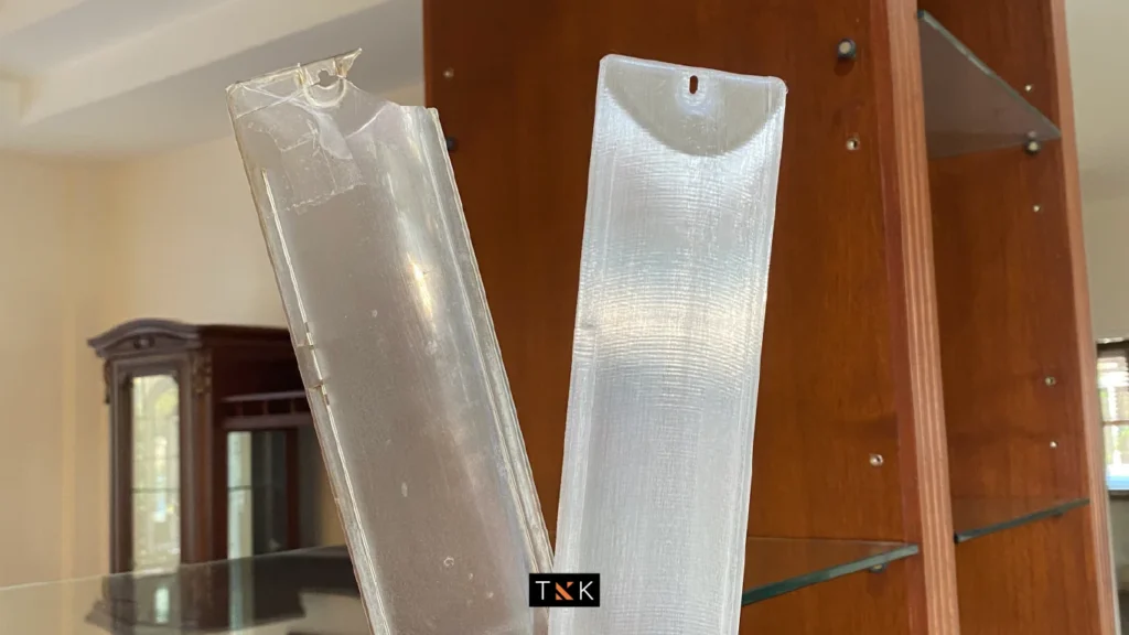 ฝาครอบกรองแสงเครื่องดูดควันชิ้นเดิมที่แตก เทียบกับชิ้นใหม่ที่พิมพ์ด้วย PETG ใส